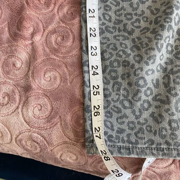 Abercrombie & Fitch Gray High-Waisted Leopard Jeans Size 4 - Picture 7 of 8